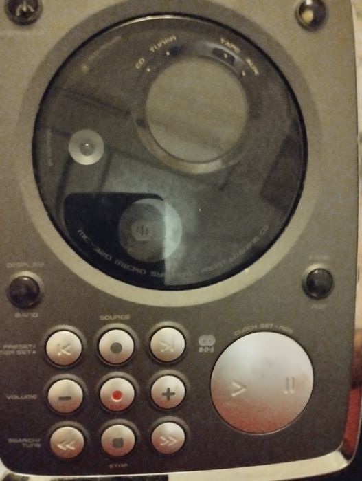 Музичний центр Філіпс .має в собі програвач дисків та касет.