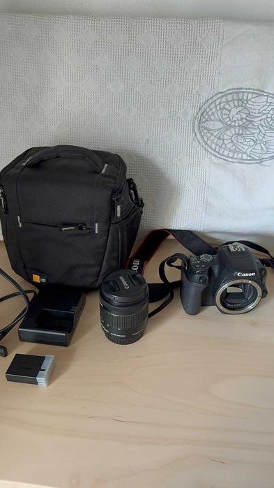 Canon EOS 200D + Objetiva EF-S 18-55mm f/3.5-5.6 III + Bolsa | Como Nova