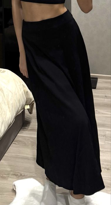 Жіноча довга спідниця чорного кольору