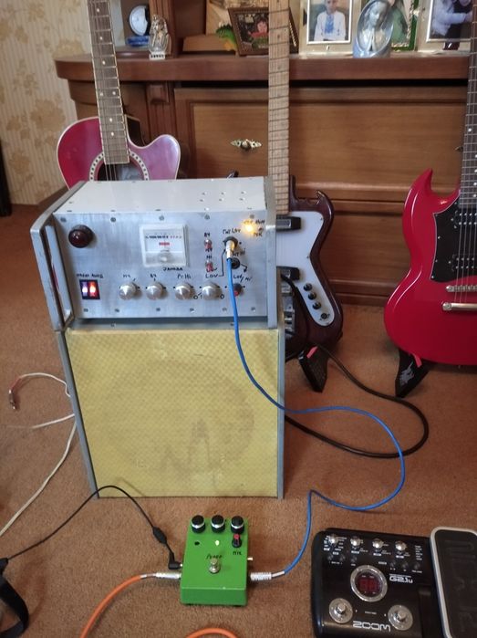 Продам ламповий гітарний підсилювач потужністю  6ват ,..