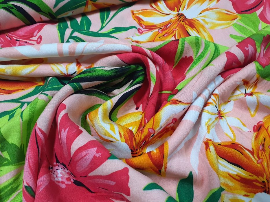 Tkanina w duże kwiaty szer.140 cm.