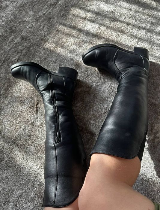 Продаються високі черевики