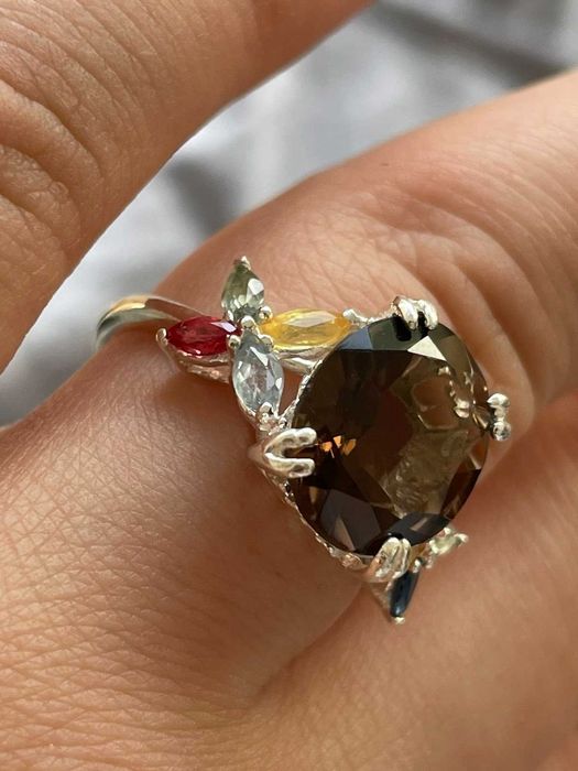 Серебряное кольцо с дымчатым кварцем и цветным сапфиром.Размер 17.75