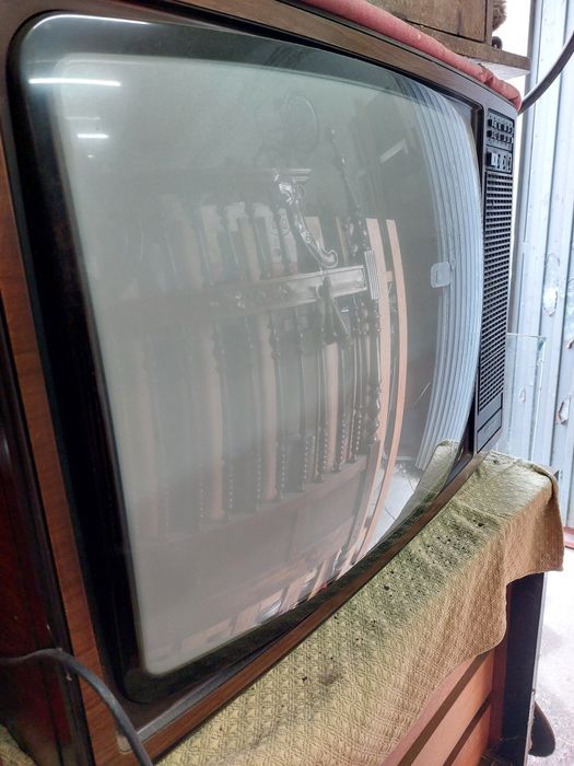 Antiga televisão a cores, década de 80