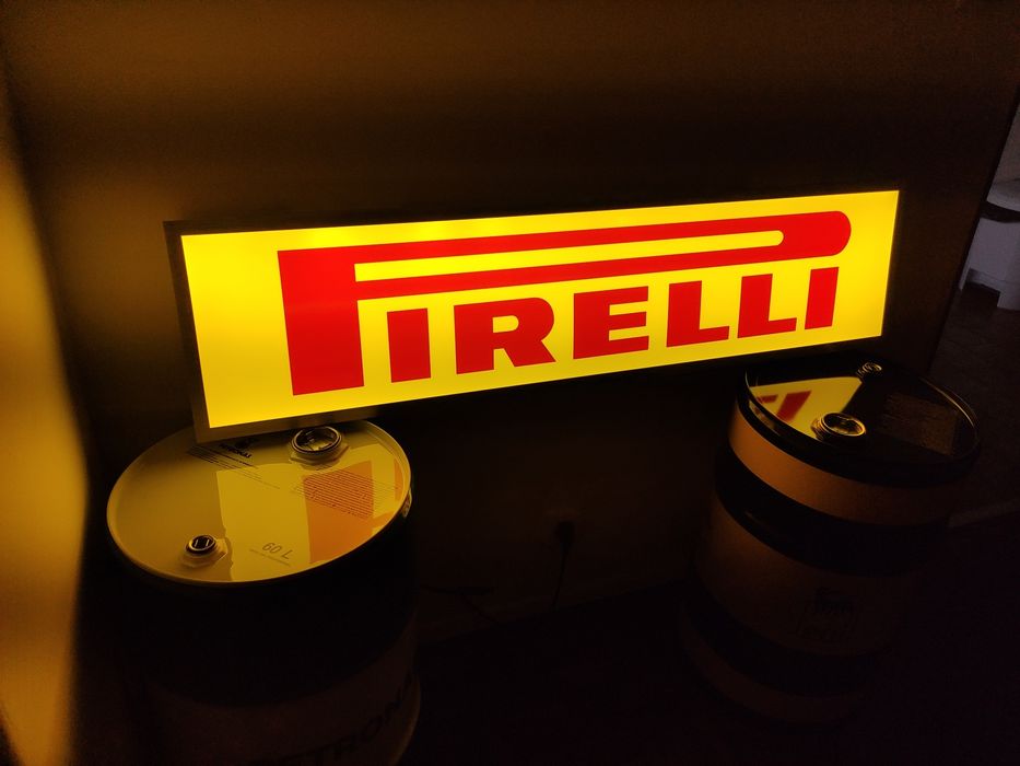 Reclames luminosos Pirelli