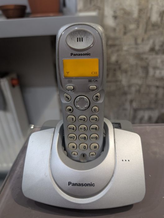 Стаціонарний телефон Panasonic KX-TG1107UA з повним комплектом та коробкою