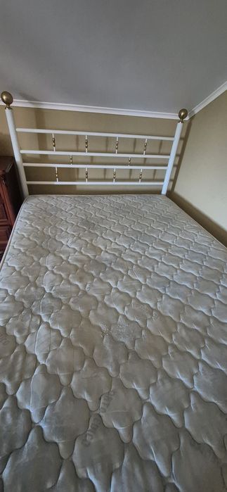Cama de ferro branca
