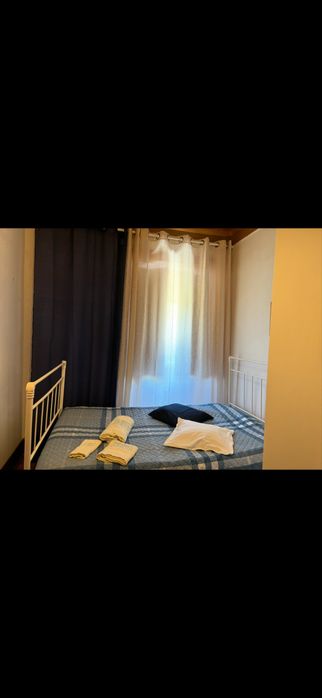 Cama de ferro de corpo em meio