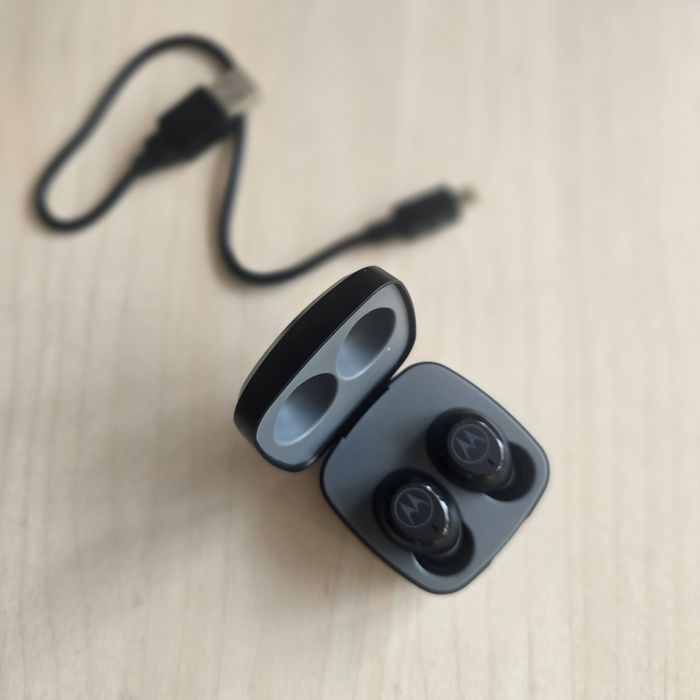 Беспроводные наушники Motorola TWS, оригинал, почти новые