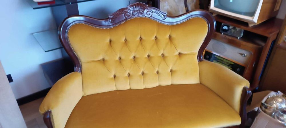 Sofa w stylu Ludwikowskim.
