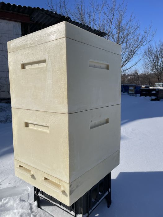 Вулики  ППУ цільнолиті, універсальне дно пилкозбірник. 10 рамок.