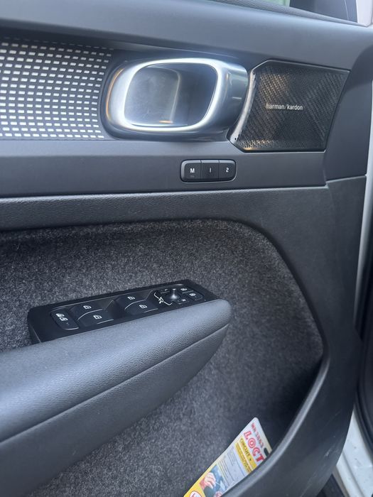 Volvo XC40 електро