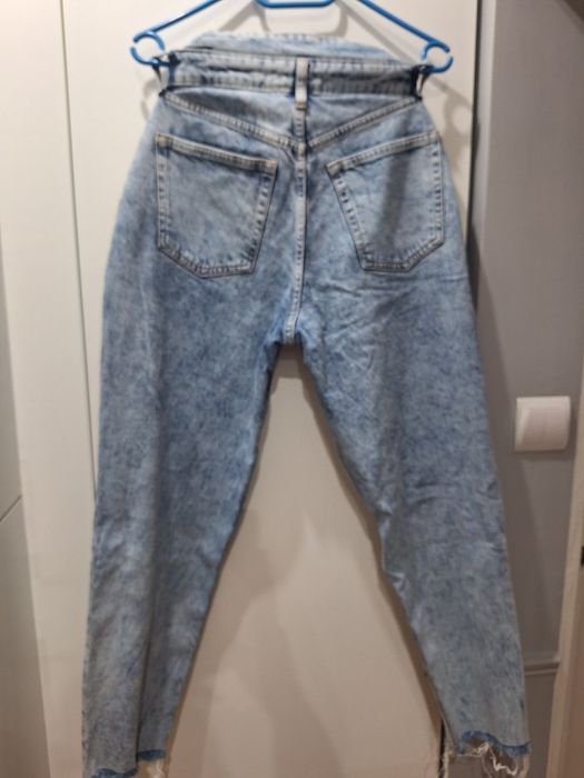 Jeansy h & m z efektownym paskiem