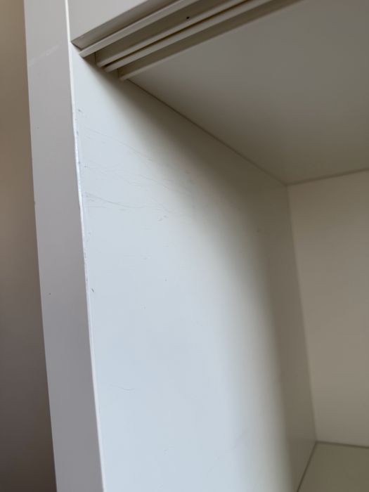 Ikea Kalknas biała witryna, biały kredens z przesuwnymi drzwiami