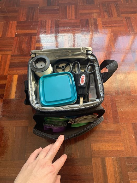 Bolsa Caperlan com diversos acessórios e material de pesca.