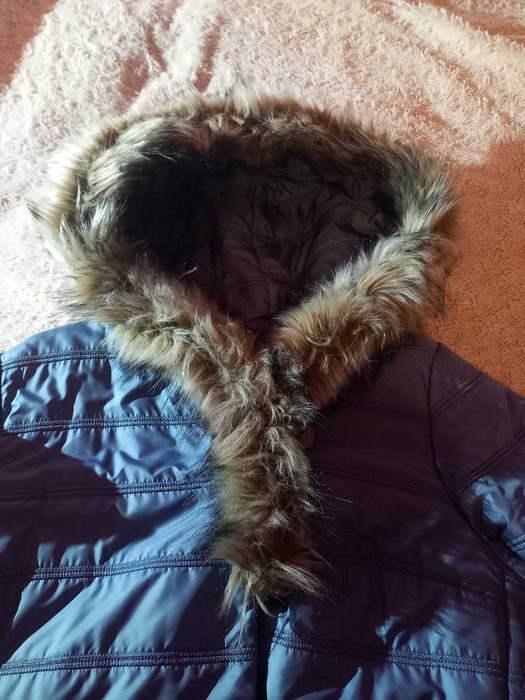Ciepła lekka pikowana kurtka nr 42 z kapturem z futerkiem