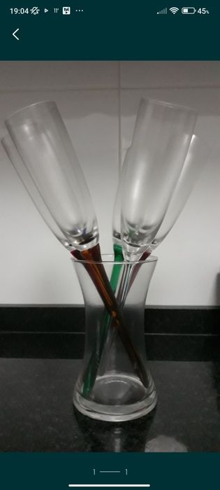 Conjunto de copos, garrafa e suporte