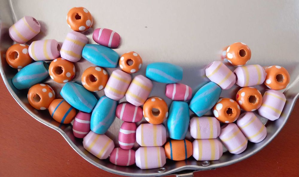 Contas coloridas de madeira