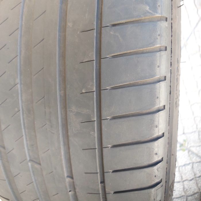Pneu Michelin medida 235/45 ZR/18