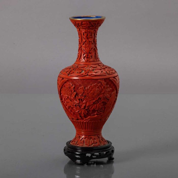 Jarra com Pormenores em Cloisonné