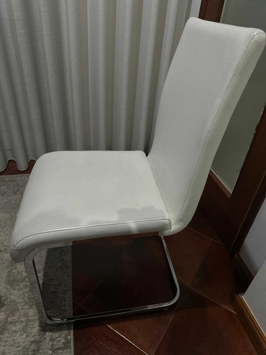 8 cadeiras Ecopele Cinzentas e Brancas