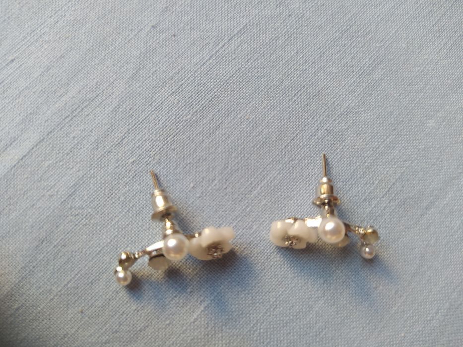 Brincos prateados com flores brancas e pérolas NOVOS