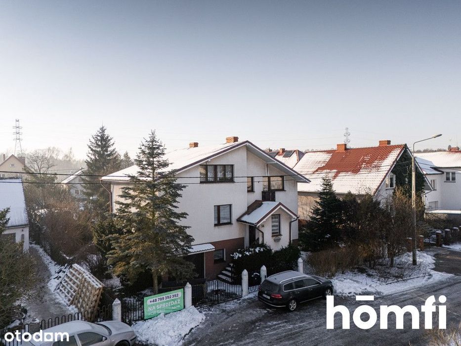 Wielopoziomowy dom z ogrodem i garażem – Mniszek