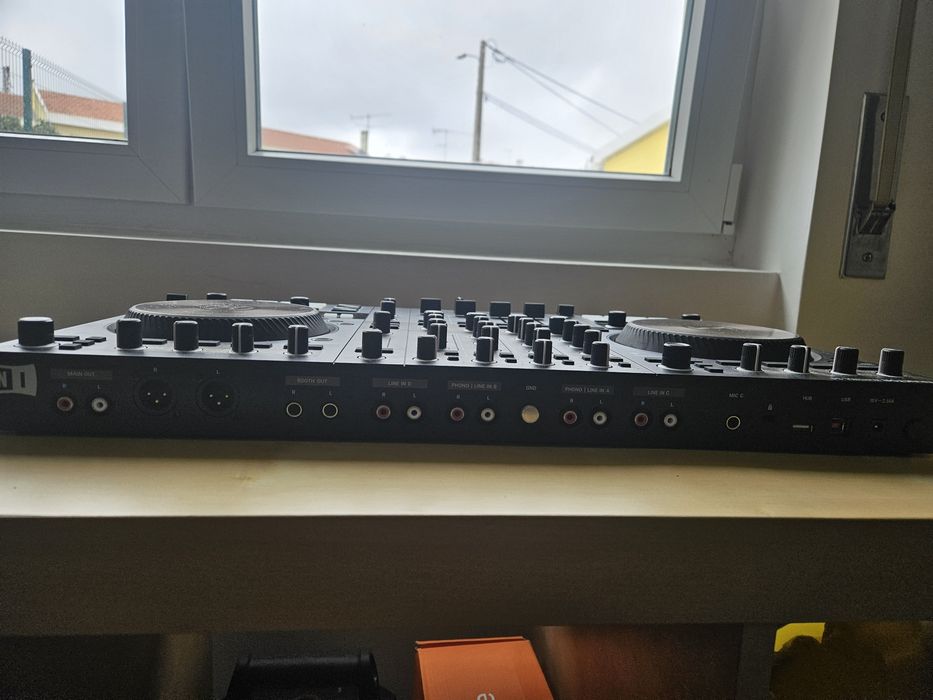 Mesa de mistura  dj traktor s4 mk3