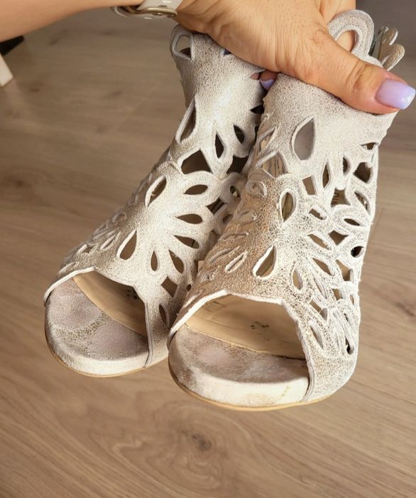 Sandały skórzane na szpilce Carinii 39