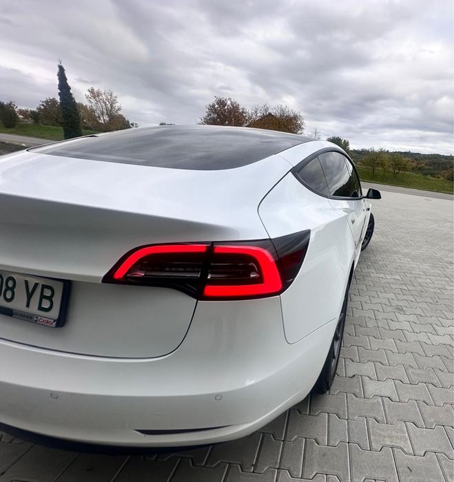 Tesla mоdel 3  2020 рік