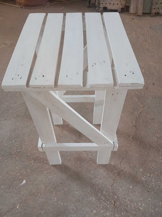 Mesa pequena para várias coisas  0,50cm por 0,43cm 0,80cm altura