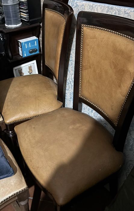 Mesa e cadeiras e um terno de sofas