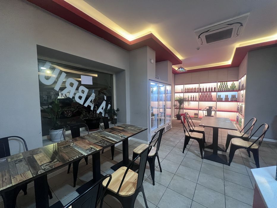 Mesa bistro e cadeira industrial