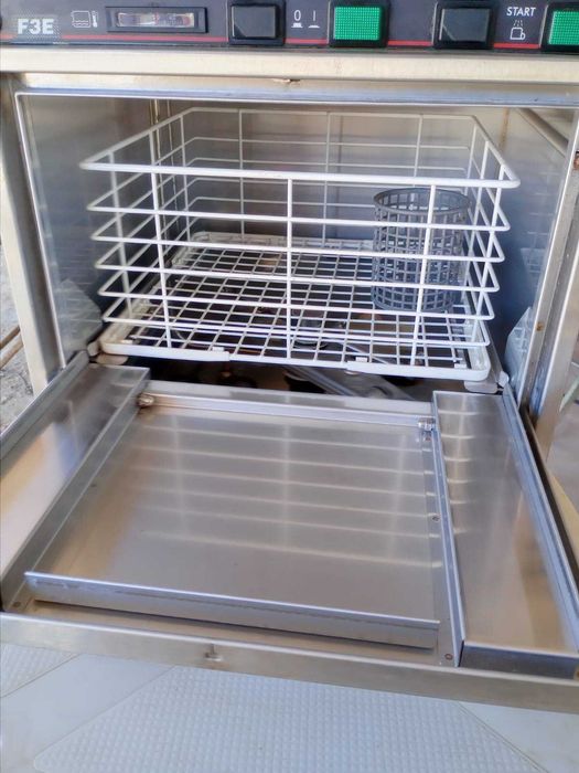 Máquina de lavar chavenas - LaCimbali F3E