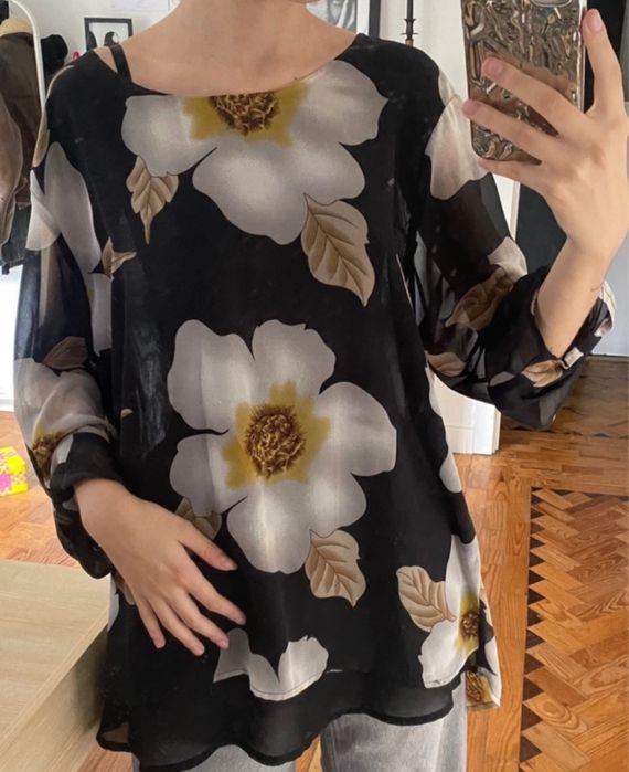 blusa preta com flores