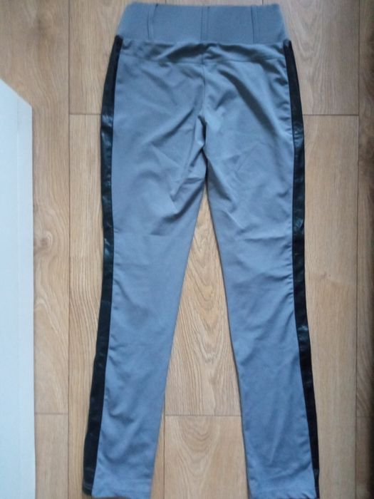Legginsy elastyczne, lejący materiał z paskami po bokach r. M