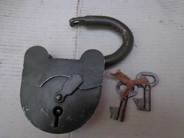 Замок навесной большой старый.