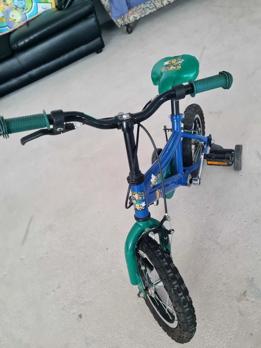 Bicicleta infantil com rodinhas de apoio