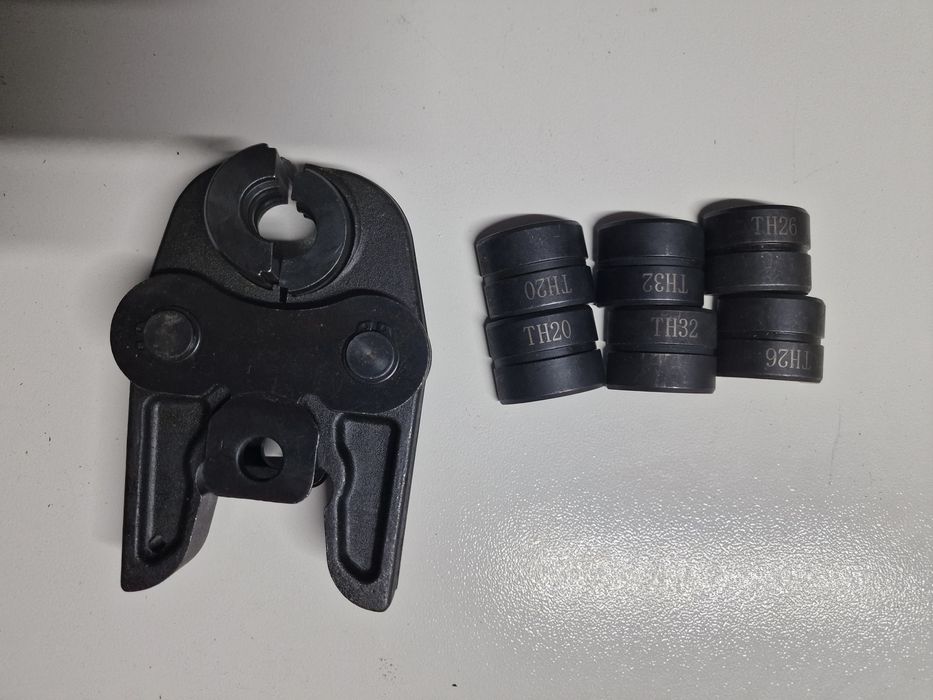 crimpagem hidráulica com moldes TH intercambiáveis para tubos.