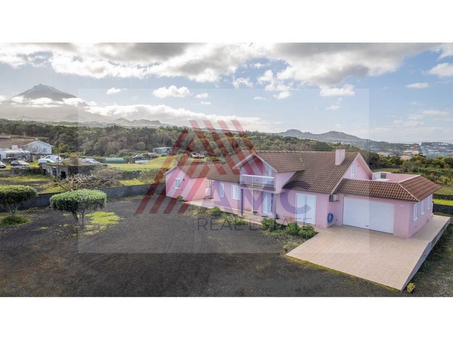 Vende-Se Imóvel Com Moradia T3 + Moradia T1 Na Madalena