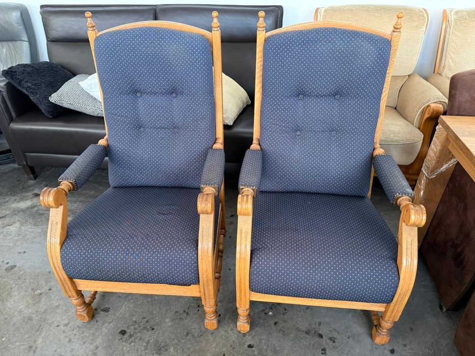 Дубові крісла в ретро-стилі
