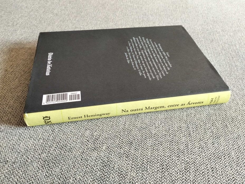 Livro "Na outra margem, entre as árvores" de Ernest Hemingway
