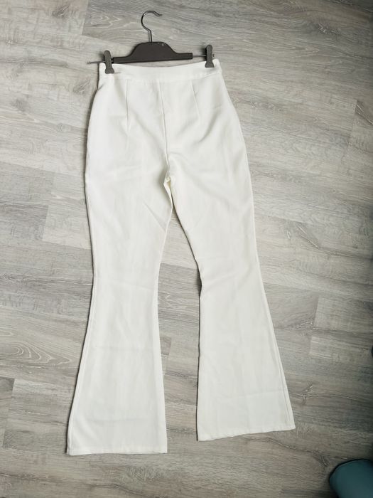 Білі брюки кльош Boohoo