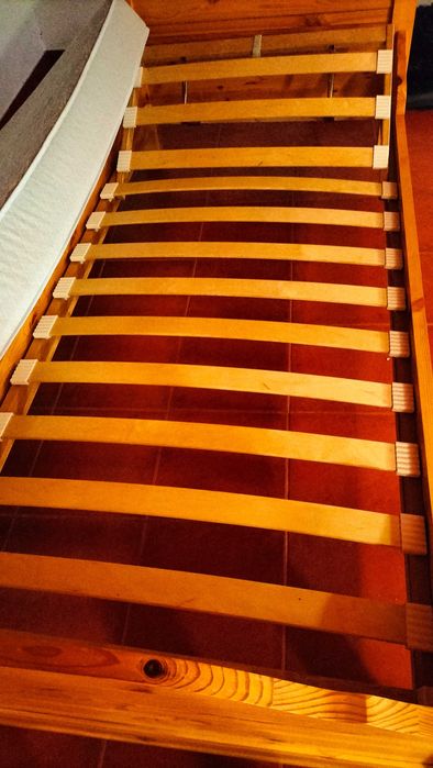 Cama singular em madeira com colchão 100x210 cm. - Como novo, pouco usado.