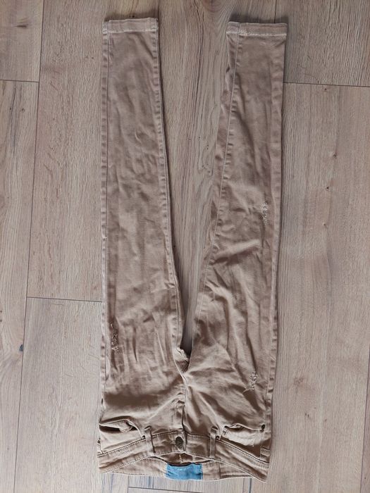 Beżowe brązowe spodnie rurki Stradivarius 38