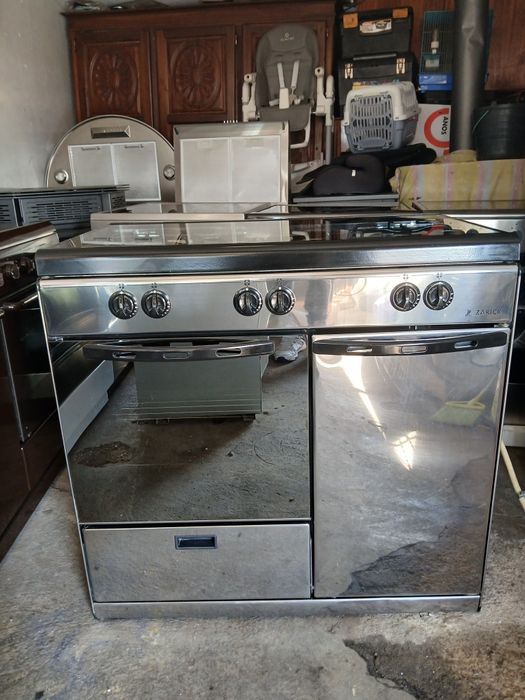 Vendo fogão porta botijas, com 5 bocas e forno a gás.  Nunca usado