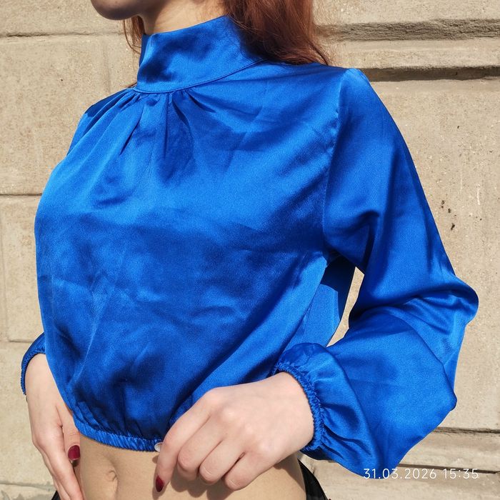 Блуза короткая с длинным рукавом.