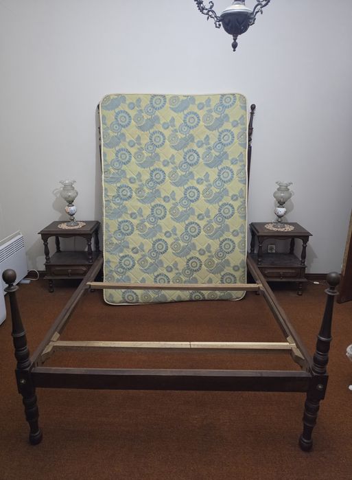 Conjunto cama, duas mesinhas de cabeceira e dois candeeiros