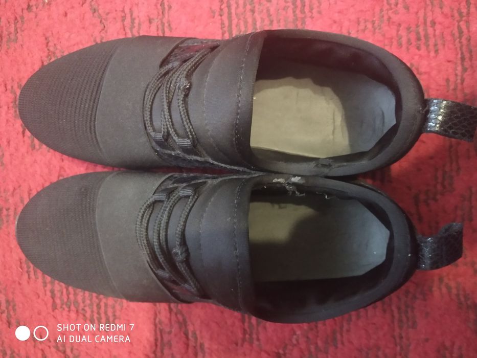 Жіночі чорні кросівки