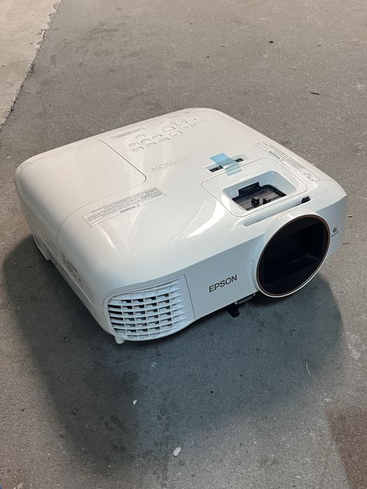 Projektor EPSON EH-TW5820 do kina domowego